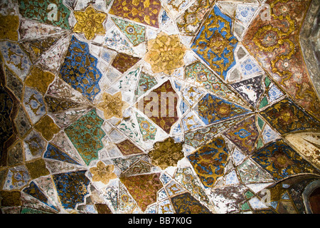 Bunte Decke in der Itimad-Ud-Daulah Mausoleum, auch bekannt als das Baby Taj, Agra, Uttar Pradesh, Indien Stockfoto