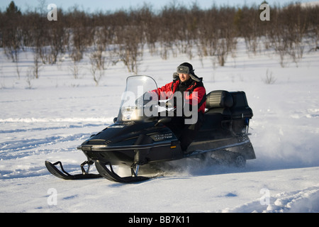 Ein Schneemobil-Fahrer in Kiruna, Nordschweden, Schweden Stockfoto