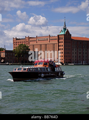 Mit freundlicher Genehmigung Taxi zum Hotel Molino Stucky, Canale della Giudecca, Venedig, Italien Stockfoto