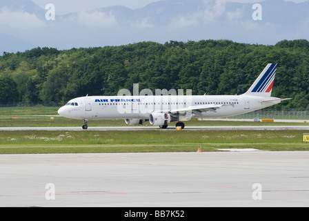 Air France Airbus A321-212 F-GTAE Flugzeug landet auf dem Flughafen Genf Schweiz Geneve Suisse Stockfoto