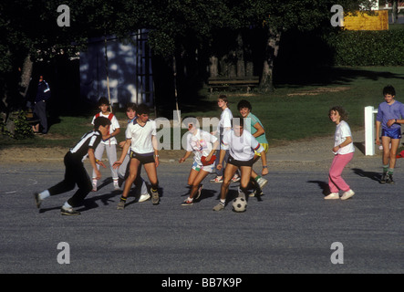 Französische baskische Studenten, Studenten spielen Fußball, jungen, Mädchen, Fußballspieler, Fußball spielen, Sportunterricht, Französisches Baskenland, Hasparren, Frankreich Stockfoto