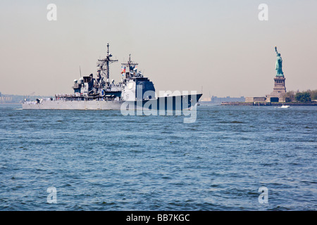 Marine Kriegsschiff führt vor der Freiheitsstatue in New York während der Fleet Week Stockfoto