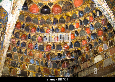 Bunte Decke in der Itimad-Ud-Daulah Mausoleum, auch bekannt als das Baby Taj, Agra, Uttar Pradesh, Indien Stockfoto