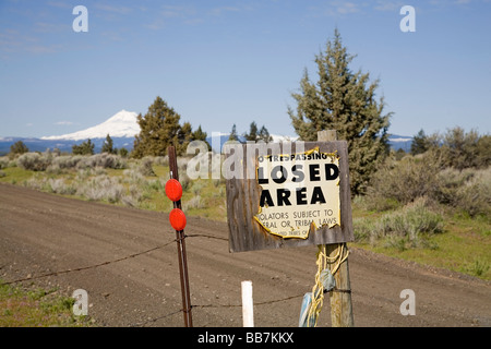 Ein Schild mit der Aufschrift geschlossen Bereich im warmen Federn Indianer-Reservat in der Nähe von Warm Springs Oregon Stockfoto