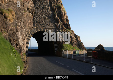 Die Küstenstraße A2 Causeway Küstenstraße verläuft durch den schwarzen Bogen außerhalb Larne in County Antrim-Nordirland-UK Stockfoto