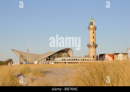 Teekanne und Leuchtturm Warnemünde, Deutschland Stockfoto