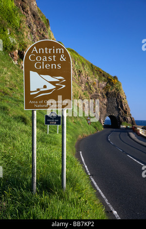Antrim Küste und Glens unterzeichnen auf der A2 Causeway Küstenstraße Küstenstraße durch den schwarzen Bogen außerhalb Larne verläuft Stockfoto