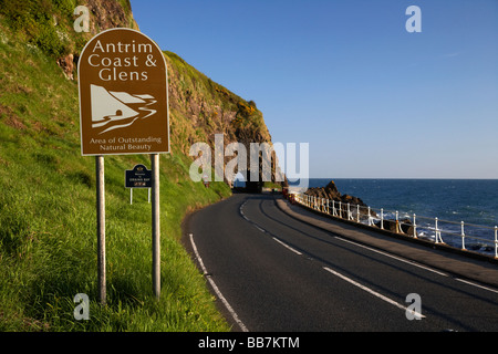 Antrim Küste und Glens unterzeichnen auf der A2 Causeway Küstenstraße Küstenstraße durch den schwarzen Bogen außerhalb Larne verläuft Stockfoto