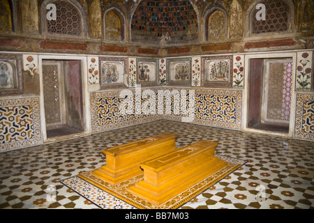 Gräber in der Itimad-Ud-Daulah Mausoleum, auch bekannt als das Baby Taj, Agra, Uttar Pradesh, Indien Stockfoto