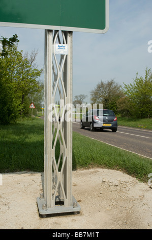 Straßenschild Lattix Aluminium Masten gestützt. Flexibel, wenn von einem Fahrzeug und deshalb begrenzende irgendwelche Schäden in Kollisionen. Stockfoto