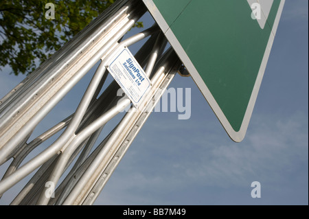 Straßenschild Lattix Aluminium Masten gestützt. Flexibel, wenn von einem Fahrzeug und deshalb begrenzende irgendwelche Schäden in Kollisionen. Stockfoto