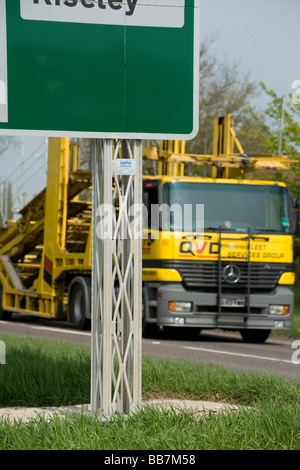 Straßenschild Lattix Aluminium Masten gestützt. Flexibel, wenn von einem Fahrzeug und deshalb begrenzende irgendwelche Schäden in Kollisionen. Stockfoto