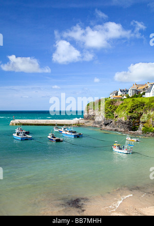 Angelboote/Fischerboote im Hafen von Port Isaac, Cornwall, UK Stockfoto