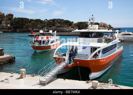 Touristen auf Sightseeing Glas Talsohle Katamaran im Hafen von Porto Cristo Mallorca Spanien Stockfoto