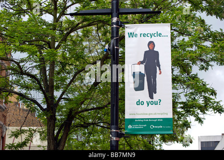 Recycling Bewusstsein Banner von Hounslow, Middlesex, England verteilt, High Street in Hounslow, Middlesex, England Stockfoto