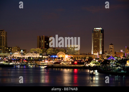 Ansicht der Stadt von Long Beach in der Nacht vom Queen Mary Museum und Hotel Schiff am Long Beach California USA Stockfoto