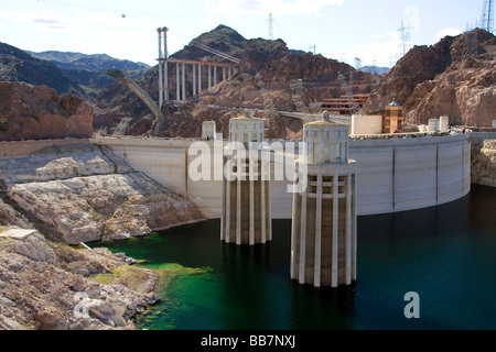 Aufnahme-Türme von den Hoover-Staudamm an der Grenze zwischen den Bundesstaaten Arizona und Nevada, USA Stockfoto