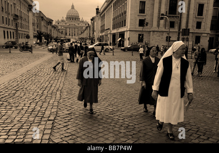 Nonnen zu Fuß vor dem Vatikan in Rom Stockfoto