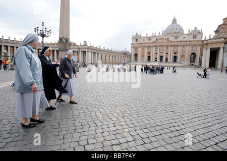 Nonnen, die zu Fuß in St. Petersplatz vor der Vatikan, Rom, Italien Stockfoto