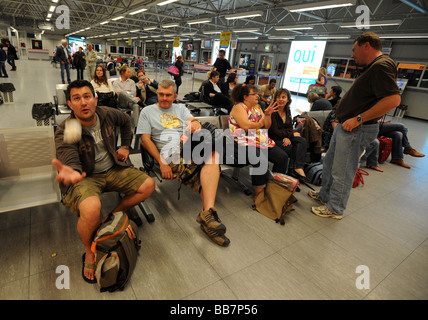 Flughafen-Lounge-Reisende in der Abflug-Lounge sitzen Stockfoto