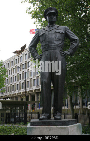 Statue von US-Präsident Eisenhower vor US-Botschaft, Grovesnor Square, central London Mayfair. Stockfoto