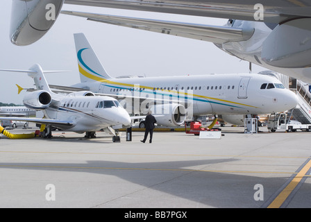 Cessna 750 Citation HB-JEZ und Airbus A319 9H-AFK-Business-Jets auf EBACE Flugzeuge zeigen am Flughafen Genf Schweiz Stockfoto