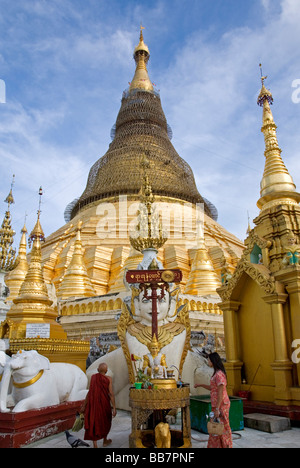 Die Menschen verehren auf einen Mercury Planetary Post (Mittwoch a.m.). Shwedagon-Pagode. Yangon. Myanmar Stockfoto