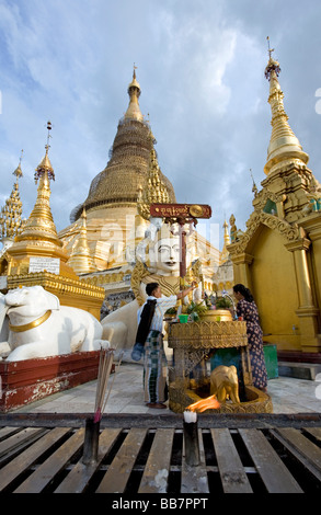 Menschen, die Opfergaben an Buddha. Mercury planetarische Post (Mittwoch a.m.). Shwedagon Pagode. Yangon. Myanmar Stockfoto
