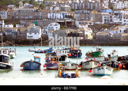 Boote im Hafen von St. Ives, Cornwall, UK Stockfoto