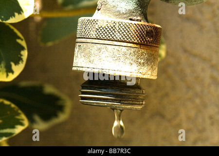 Tropfen Wasser aus einem Metall im freien Zapfen Stockfoto