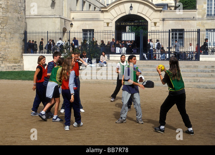 Französischen Jungen, jungen, und Französische Mädchen, Mädchen, französische Schüler, Teens, Jugendliche, ballgame spielen, Lycee Charlemagne, Marais, Paris, Frankreich Stockfoto