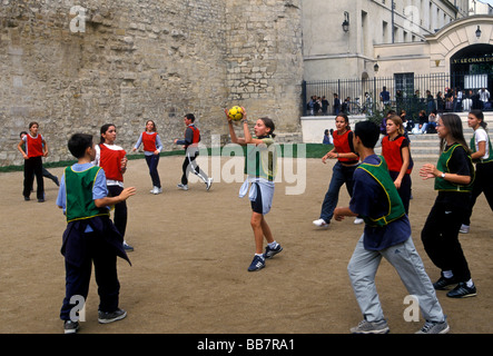 Französischen Jungen, jungen, und Französische Mädchen, Mädchen, französische Schüler, Teens, Jugendliche, ballgame spielen, Lycee Charlemagne, Marais, Paris, Frankreich Stockfoto