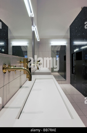 Renovierte Damentoilette im Victoria and Albert Museum unter Einbeziehung einer geometrischen Kunst-installation Stockfoto