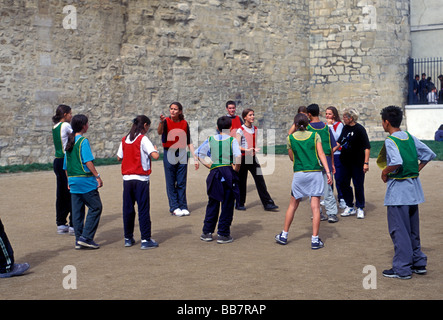 Französischen Jungen, jungen, und Französische Mädchen, Mädchen, französische Schüler, Teens, Jugendliche, ballgame spielen, Lycee Charlemagne, Marais, Paris, Frankreich Stockfoto