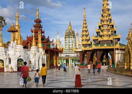 Burmesische Anhänger bei Shwedagon Paya. Yangon. Myanmar Stockfoto