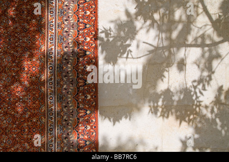 Türkische Teppiche hängen Wand in der Sonne auf den Verkauf in Zentral-Anatolien-Türkei Stockfoto