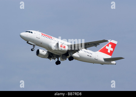 Swiss International Air Lines Airbus A319-112 HB-IPV Airliner dem Start vom Flughafen Genf Schweiz Geneve Suisse Stockfoto