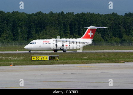 Swiss European Air Lines Avro RJ100 (BAe Avro146-RJ100) HB-IXU landet auf dem Flughafen Genf Schweiz Geneve Suisse Stockfoto