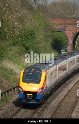 Klasse 222 Meridian Diesel elektrische mehrere high-Speed-Gerät trainieren in East Midlands Trains Lackierung mit Geschwindigkeit. Stockfoto