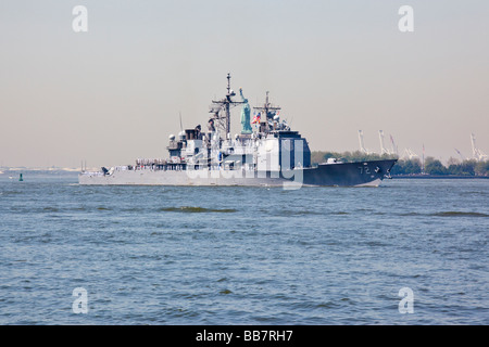 Marine Kriegsschiff führt vor der Freiheitsstatue in New York während der Fleet Week Stockfoto