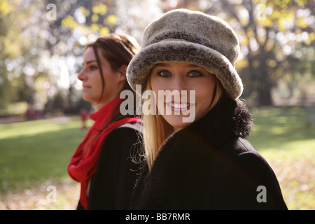 Porträt von zwei Frauen in einem Park im Herbst Stockfoto