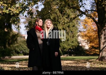 zwei Frauen in einem Park warten Stockfoto