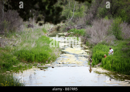 Menschen Kreuzung Fluß Malibu Creek State Park Calabasas Los Angeles LA Stockfoto