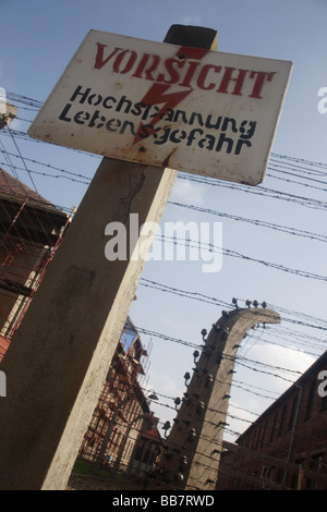 Warnzeichen und Stacheldraht im KZ Auschwitz, Polen Stockfoto