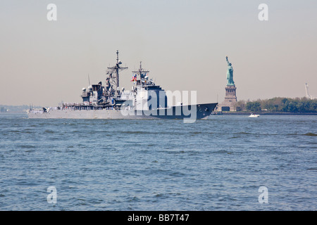 Marine Kriegsschiff führt vor der Freiheitsstatue in New York während der Fleet Week Stockfoto