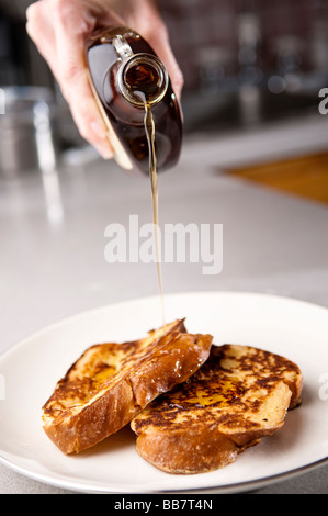 Sirup auf Französisch Toast gießen Stockfoto