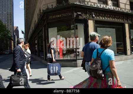 Käufer außerhalb von Saks Fifth Avenue in New York Stockfoto