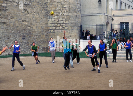 Französischen Jungen, jungen, und Französische Mädchen, Mädchen, französische Schüler, Teens, Jugendliche, ballgame spielen, Lycee Charlemagne, Marais, Paris, Frankreich Stockfoto