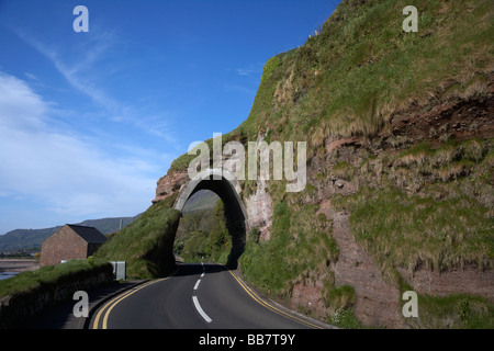 roten Bogen Bildung in rote Bucht zwischen Waterfoot und Cushendall auf A2 Antrim Coast Road County Antrim Nordirland Vereinigtes Königreich Stockfoto