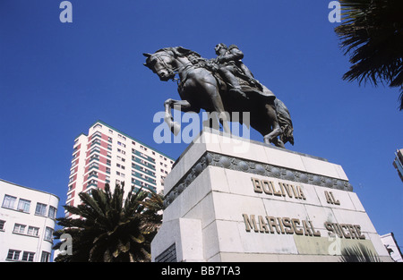 Statue von General Antonio José de Sucre (einem von Boliviens Gründern und dem 2. Präsidenten des Landes) und Apartmentblock, La Paz, Bolivien Stockfoto